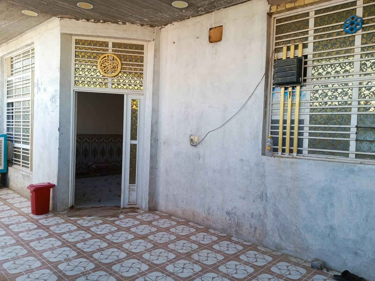 السلام عليكم بيت للبيع مكون من غرفتين نوم وصاله ومطبخ واستقبال بل بيضاء قرب حسينيت السيده زينب مساحت 250الستفسار ***********
