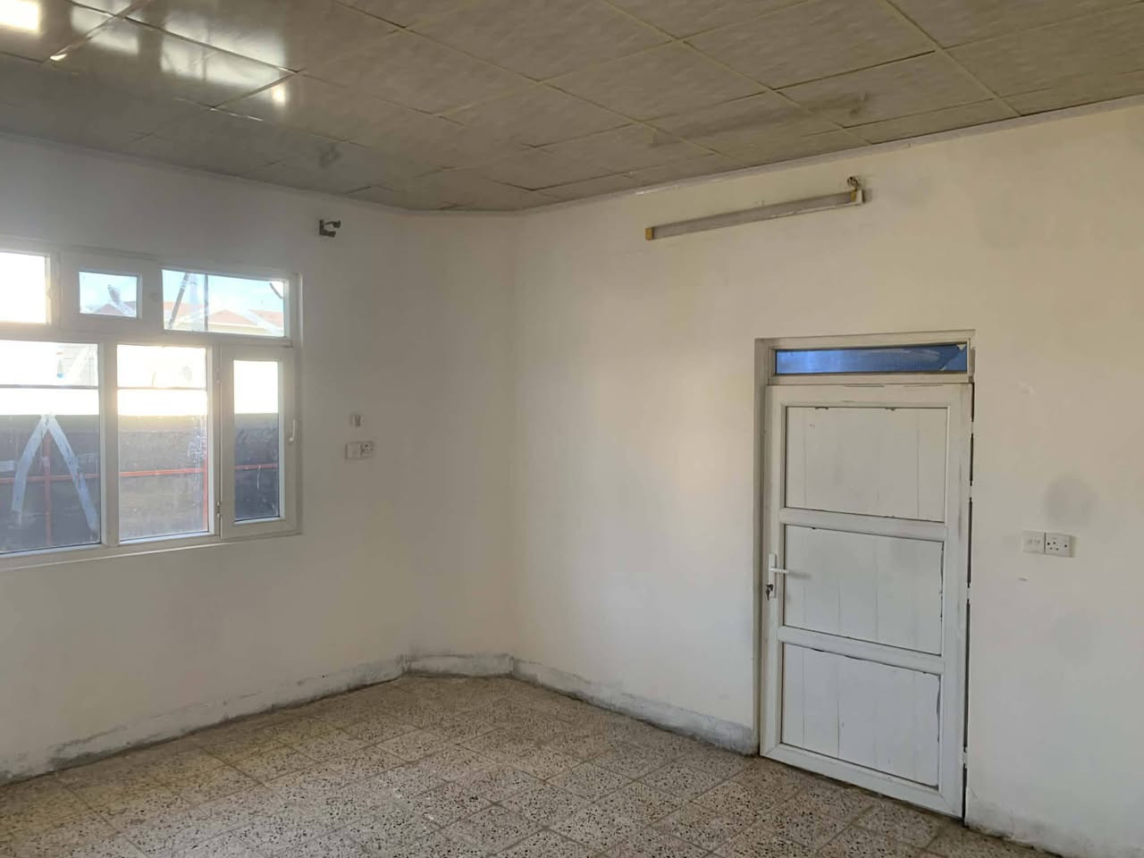 تتكون من غرفة نوم ومطبخ وصحيات 
وبلكونة واسعة 
العنوان حي الملايين  
السعر ٢٥٠ الف وبيها مجال 
للتفاصيل واستلام فديو لها 
التواصل 
الاتصال ***********
‏‪+9647511645342‬‏
