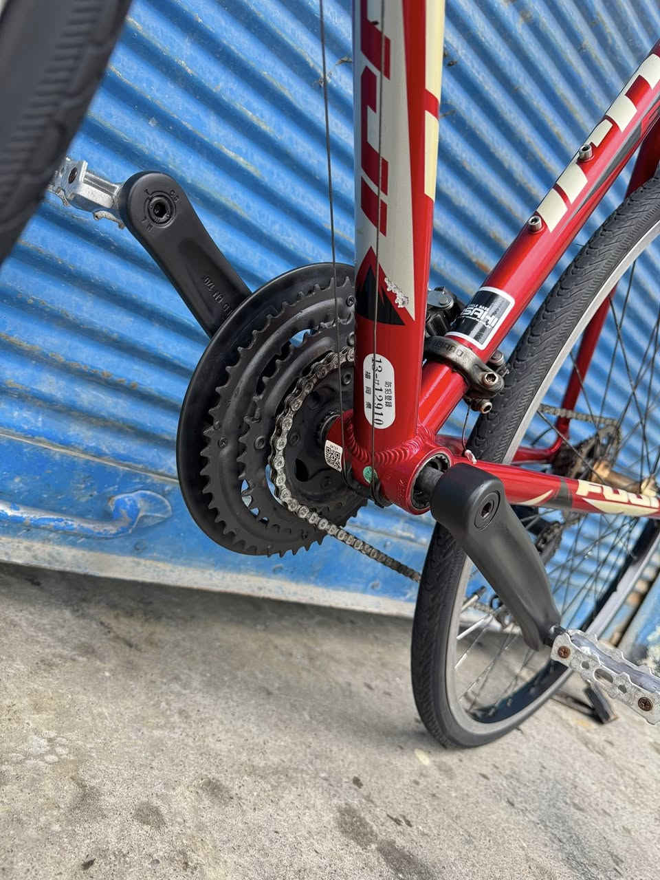 السلام عليكم حياكم الله اخوتي 700 حجم 28 
قياس M فريم 50 ماركة (FUJI) غني عن التعريف 
صينع امريكي معدنه فول المنيوم سستم شيمانوا 
تورني تي اكس نمره 3/8 بدلات شيمانوا سحب دفع
نظافتهاا وتفصيلهاا وضحه بل صوره وعل وضع شركة
سعرهاا 210 الف وبي مجال اخوتي عنواني موصل 
للتواصل *********** تتوفر خدمة توصيل جميع 
محافظات العراق وتحياتي
