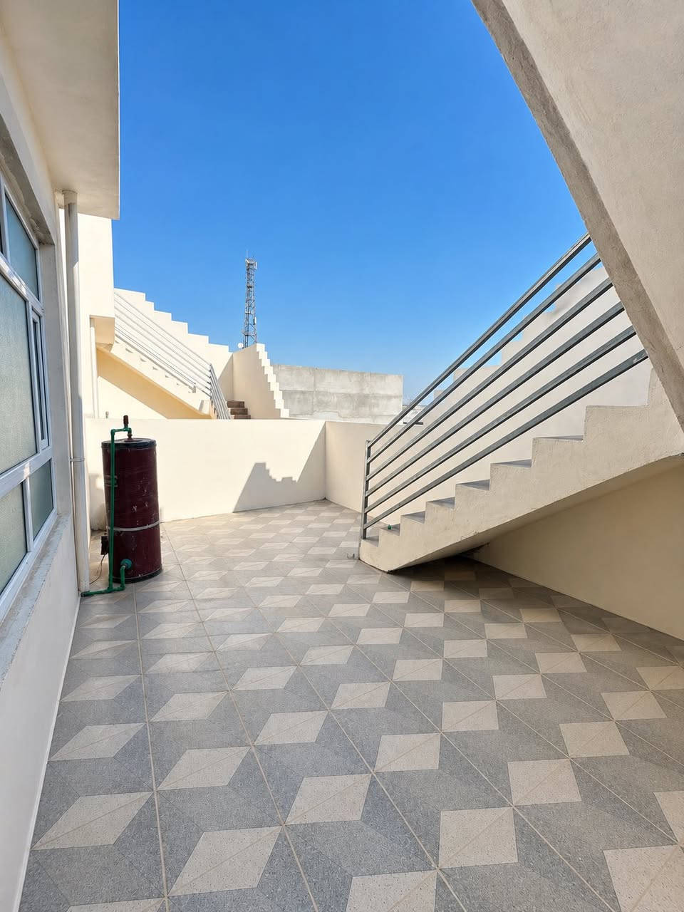 دار حديثة جاهزة للسكن
📍 الموقع: بعقوبة – تقاطع القدس – دور الزراعة الثالثه

🏡 دار بطابع حديث وتشطيب فاخر – طابقين

في موقع مميز وخدمات مكتملة، دار سكنية جاهزة بدون أي أعمال إضافية، تصميم عملي وتشطيب نظيف مناسب للعوائل.

✨ تفاصيل العقار:

المساحة: 144 متر

طابقين بتوزيع مدروس

صالة استقبال واسعة مع مطبخ حار

3 غرف نوم مريحة

3 حمامات (داخلية وخارجية)

سطحين متعدد الاستخدام

💎 المواصفات:

بناء حديث جاهز للسكن فوراً

واجهة فوم تركي فخمة

أرضيات بورسلين راقية

سقوف بنقوش مغربية أنيقة

نظام كاميرات مراقبة

السعر :124 وقابل للتفاوض

⚡ الخدمات: ماء – كهرباء – مجاري – تبليط كامل

📄 طابو زراعي + سند 25

للأستفسار أكثر اتصل على الأرقام التالية او على الخاص 

ياسر فارس حسين  ***********

وسام اللهيبي  *********** 

مكتب الجزيرة لبيع وشراء الأراضي والدور السكنية
