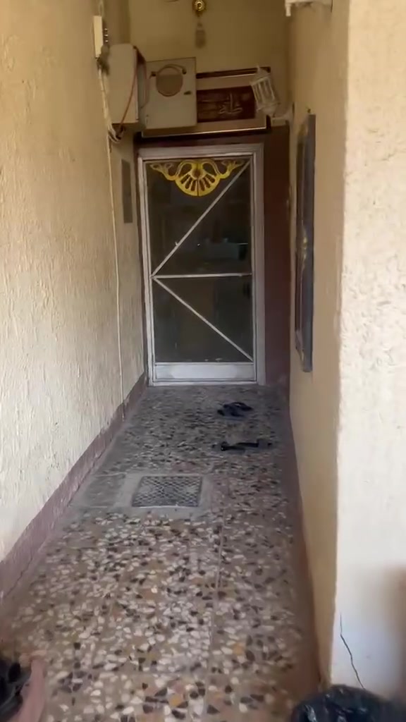 بيت للبيع مساحته 150متر
يحتوي على غرفتين وصاله واستقبال ومطبخ
الموقع بلكفل قرب الحولي
للستفسار والاتصال عله الرقم ***********
