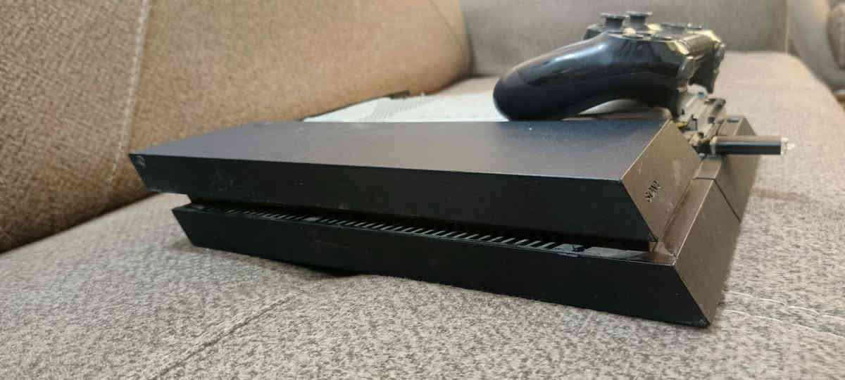 للبيع بلي ستيشن4 فات مهكر نضام 9 يحتاجله دكمت تشغيل مكسوره وكفر  يده اصليه مال جهاز ويا السعر150 رقم الهاتف *********** العنوان بسمايه
