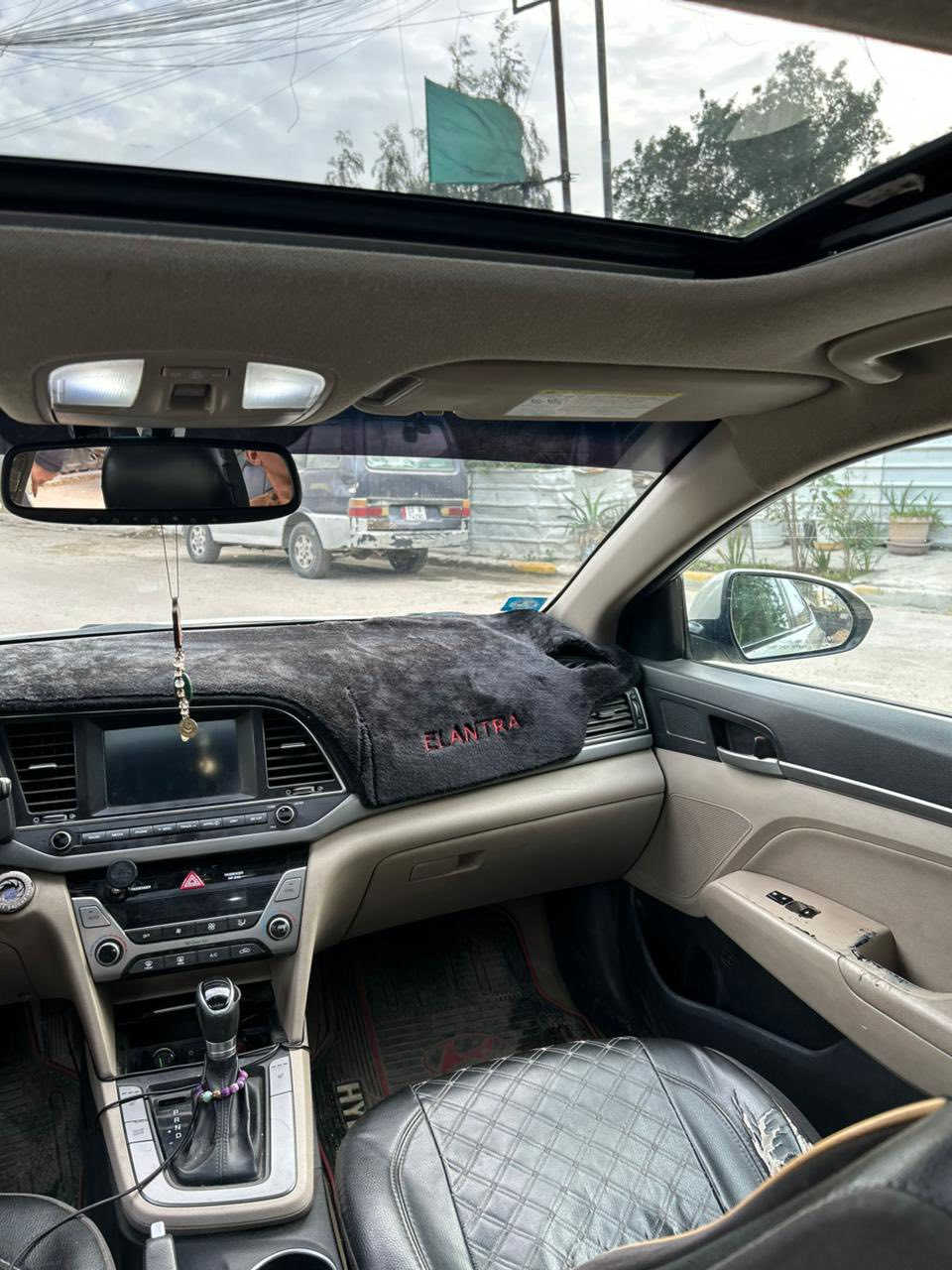 السلام عليكم النترا للبيع موديل 2018 وراد امريكي فول موصفات فتحة بصمة شاشة كامره أشاير بل مري ويل كب بصمت أبواب رادارات جانبي بعد بيه هواي موصفات فول حادثه بنيد بدون دواخل وصار بيه بـالعراق جاملغ خلفي بارد والسياره مبدل بيها رواجز فقط باقي سياره خير من اللّه رقم بغداد رقم انكليزي سيارة  كلش حلوه سياره جاهزه مابي ي نقص السعر 126$ وبيها مجال او مراس
مكاني بغداد حي العامل 
رقم التلفون : ***********
