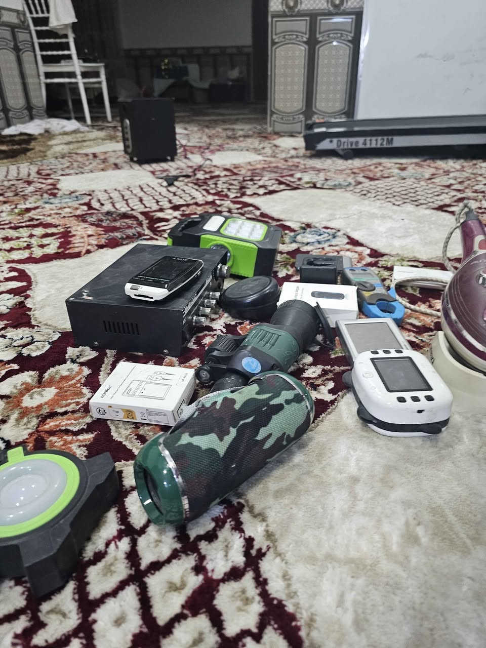 به فحم و شغال يتكون من 
2 لایت شغال حجم کبیر وصغير
مكواة من نوع نوال شغال
مكسر صوت للتفليش او صوتيات شغال
كاربلي شغال
منظار احادي 
سماعة بدون خريطة
شاحن بطاريات كامرات نيكون
شاحن وايرليس الماني
gps  Garmin
فاحس ملقط فحم
طابعة وكامرة فحم
2 راوتر جيب واحد شغال الغ فحم
سماعة سبيكر صغيرة شغال
اتاري سوني شغال يلزمله تصليح
كل هذا بسعر 20 الف دهوك, العراق


**إذا كنت صاحب هذا الإعلان وتريد حذفه لأي سبب، رجاءا أرسل رسالة إلى الدعم الفني**