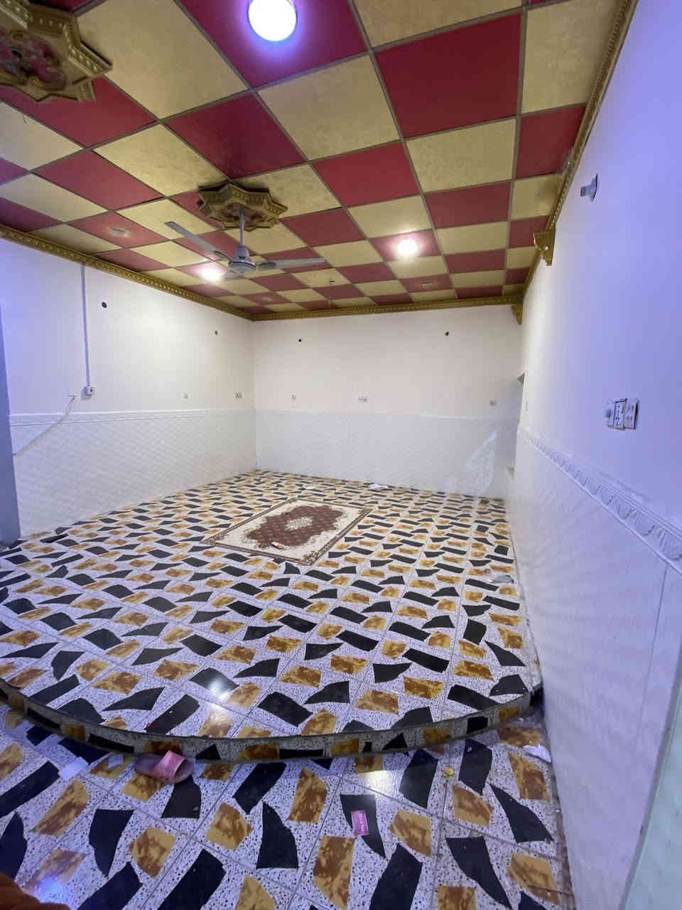 بيت في منطقه كوت الحجاج خلف مطبعه البهاء الايجار 
يتكون البيت من ….
غرفتين منام 
صاله واستقبال 
مطبخ وصحيات داخليه وخارجيه 
طرمه ومخزن وصطح 
سعر الايجار 800الف وقابل للتفاوض 
الاستفسار الاتصال على 
***********
