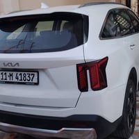 للبيع كيا سورنتو 2024 خليجي ابيض رقم بغداد  محرك 4 سلندر ماشيه 25 الف ...