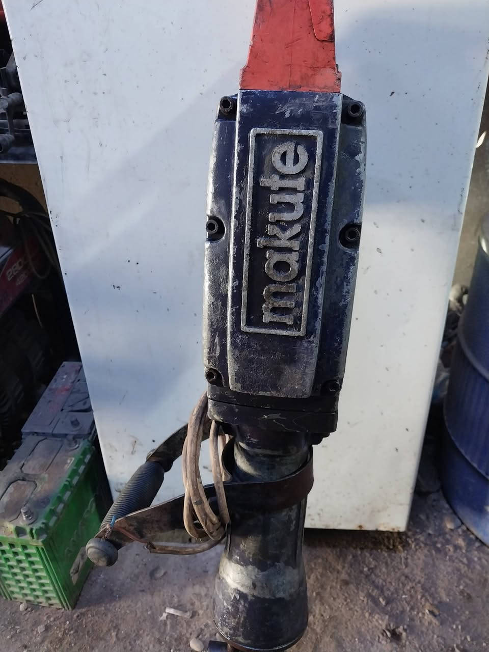 السلام عليكم
دريلات عدد اربعة كسار اثنين اكبار أثنين ازغار 
وسكلات عدد كاملات مكصاتهن درابات ٢ 
السعر كلهن ٢٥٠ ألف مكاني بغداد شارع الكفاح 
***********
