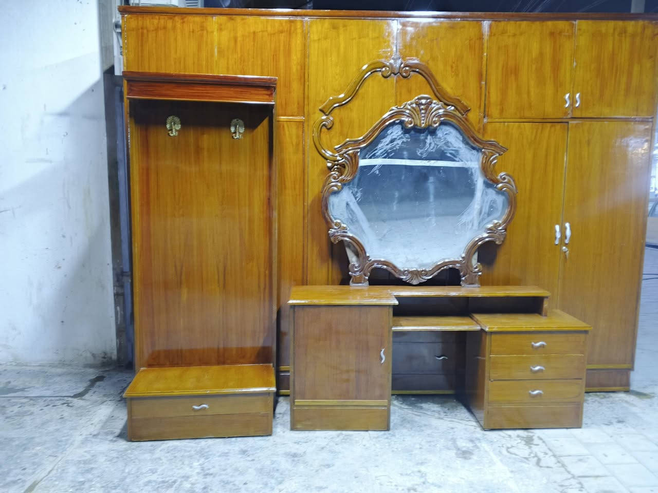 غرفة نوم مستخدمه صاج كامله السعر425الف قفل العنوان بغداد موبايل ***********لدينا خدمة توصيل بكروه
