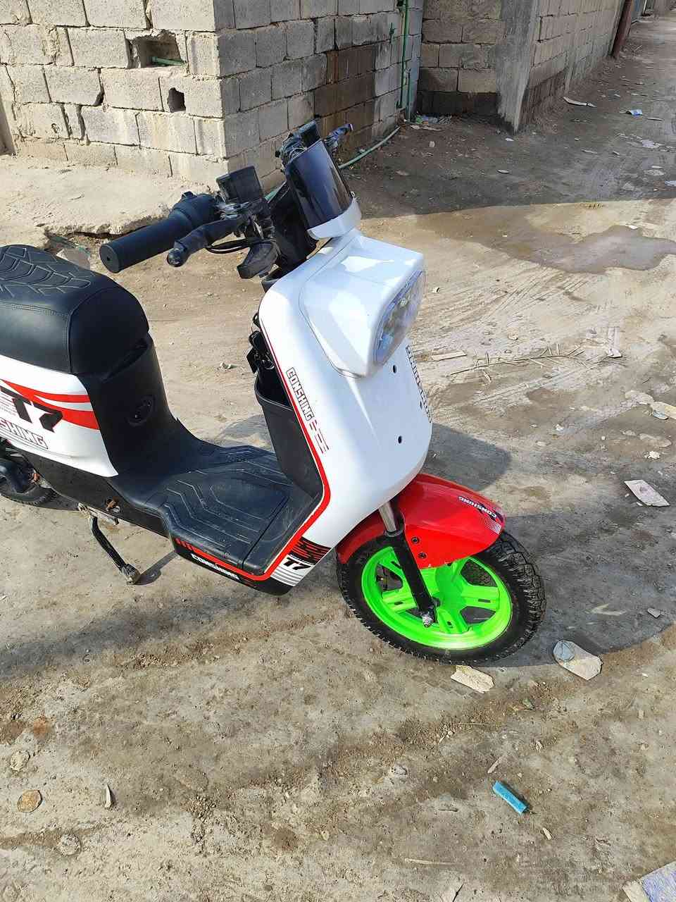 سلام عليكم دراجه شحن البيع دراجه صار له شهر من طالعه من الوكيل خمس شحنات مشحونه دراجه حلوه مكانه شط العرب سعره 500 وبيه مجال تواصل عله رقم ***********
