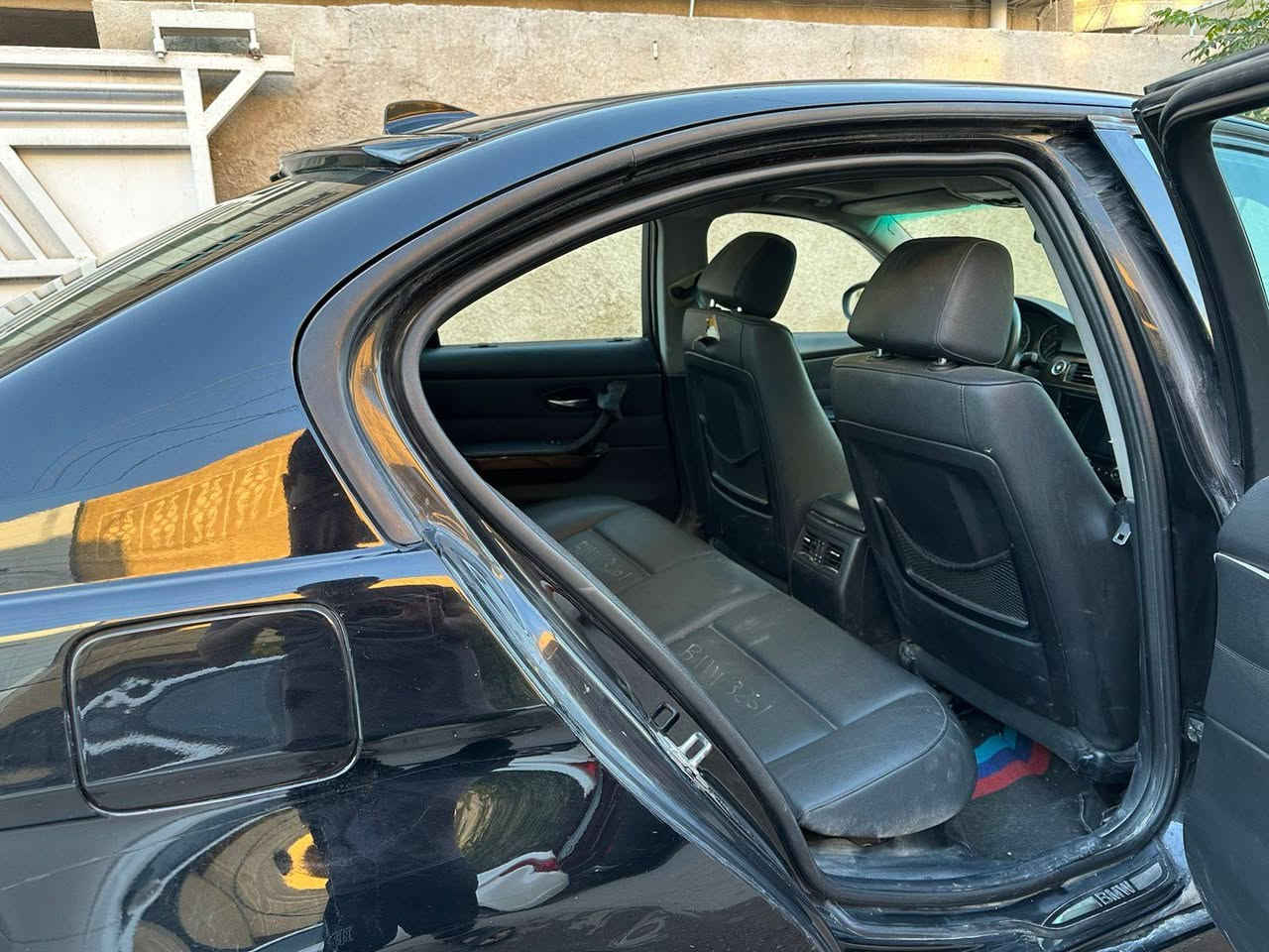 السلام عليكم 
BMW E90 328I 2011
المواصفات: 

مكينة N52 المرغوبة 
السيارة بيها اربع قطع صبغ احسبلكياها حزام حته ما اتعبك
شاشة
تحكم ستيرن 
مري قلاب عند الرجوع 
كروس سرعة 
جام اوتو
كشنات جلد كشنات أمامية كهرباء ميموري كشن سايق
قطعتين تبريد
تبريد بيانو
لدات امامي LED

السيارة كير ومكينة صافيات بس مرات بيها تاخير بالتشغيل شغلتها بسيطة بس ماعندي وكت اسويها السيارة عليها قاعدة فيتبم جديدة فلتر جديد بلكات جديد بور ستيرن جديد تايرات السيارة جديدة سنوية لحد 2028 الهزة جديدة بعدها تسقط بال8 رقم بغداد الإنكليزي الجديد  
السعر 98 وبيها مجال بسيط 
*********** وتساب متواجد العنوان بغداد الغزالية
