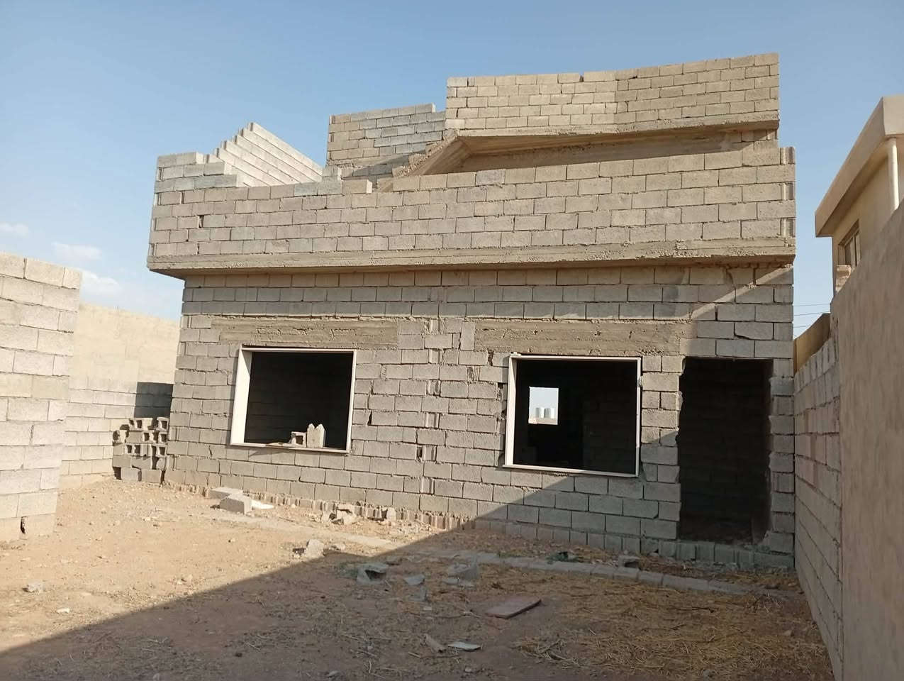 هيكل طابقين للبيع رقم زراعي مساحة الهيكل 350 متر مرتب مال عائلة كبيرة يتكون من 4 غرف نوم حمام سويت مع غرفة استقبال هول كبير مطبخ حوش وحديقة خلفية وحوش وحديقة أمامية مع حمام وتواليت بالحوش موقع الهيكل قضاء الدبس حي ديار بكر قريب على جامع الايمان  واذا اكو مراوس ويه بيت متكامل وانطي الفرق الاستفسار اتصل ***********
