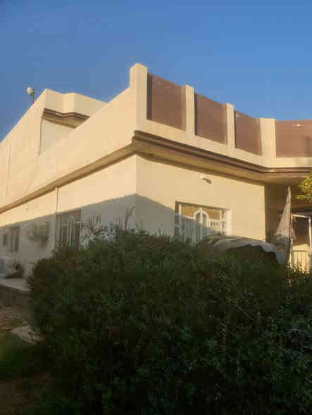 السلام عليكم ورحمة الله وبركاتة  بيت مع نصف دونم للبيع طابو زراعي يتكون من اربعةغرف نوم ومطبخ وصالة واستقبال كونكريت طابوق جمهوري يبعد عن طريق حلة كربلاء ٧٠٠ م  تبليط  الاتصال ***********
