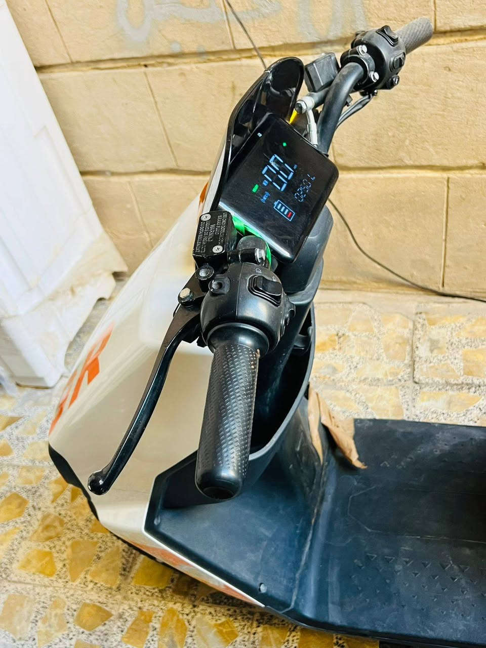 دراجه شحن الاسم GR كامله مكفوله 
السعر 400 وبيه مجال مرواس عادي 
عدد البطاريات 5 تاتنوم
دراجه نقص فقط جاملغ خلفي
كله شغاله اسوجين بصمتين.
***********
