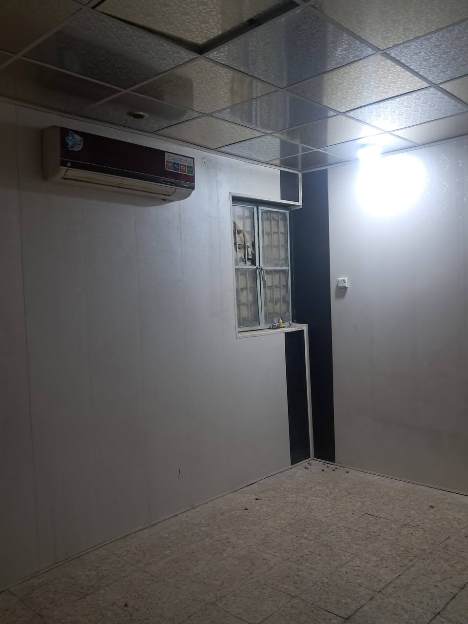 بيت للايجار قرب الدب بالناصريه
جهة الصبه 
٣ غرف نوم 
استقبال،صاله، مطبخ حار وبارد 
صحيات.   بالطابق الثاني غرفه نوم وبالصطح غرفه تغزين وصحيات 
قريب على الكورنيش والحبوبي يحتوي على سبالت عدد ٢ وكيزر وماطور وتانكي ماء ومجموعه تصفيه ماء الخ... 
الإيجار ٥٥٠ 
***********
