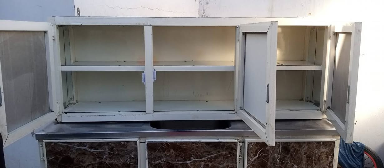 كاونتر للبيع مثل ماوضح نضيف السعر 75المكان البلديات شارع الكهرباء رقم الموبايل ***********
