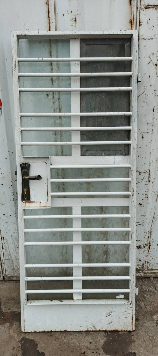 باب حديد بدون جرجوبه فقط الباب عرض 80cm والارتفاع 2m سعره 40 الف  بغداد حي العامل ***********
