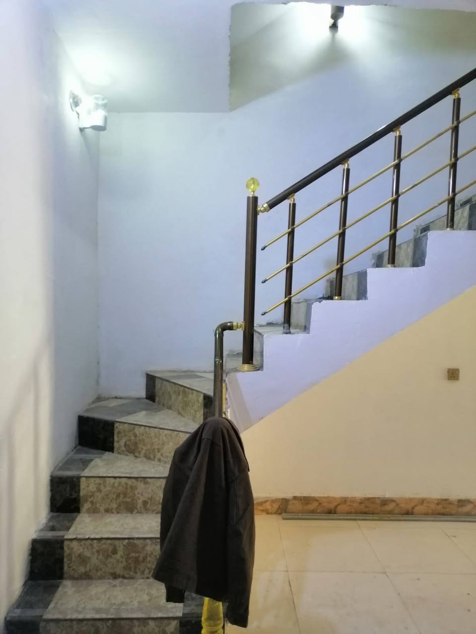 السلام عليكم بيت اجار شارع ابوطالب مقابيل حي شرطه مقابيل المدارس 
 ((٦٠ متر)) طابقين غرفتين بطابق ثاني وسويت ايجاره بشهر
(( 325 الف)) 
شارع ابو طالب 
@إشارة  
‏‪***********‬‏
