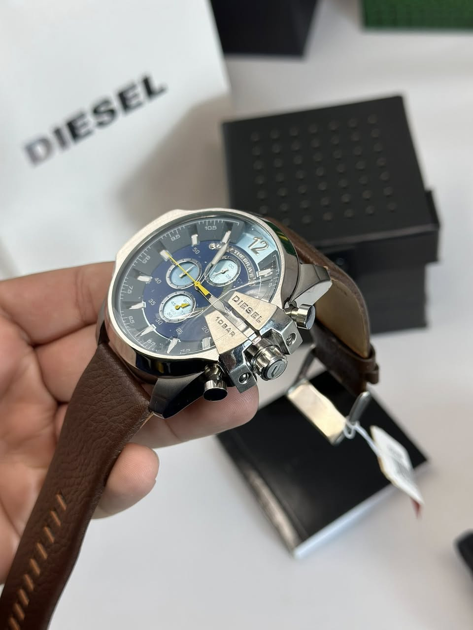 ساعه ديزل قطعه اصلي وكاله
جديد غير مستخدم مع كامل الملحقات
جلد طبيعي 
جميع السناتر شغاله نضام كرونو غراف 
مقاومه للماء 100م
رتيل الساعه 350$  تقريباً 550 الف
نبدي مزاد من ((50 الف))
شتوصل تنباع


**إذا كنت صاحب هذا الإعلان وتريد حذفه لأي سبب، رجاءا أرسل رسالة إلى الدعم الفني**