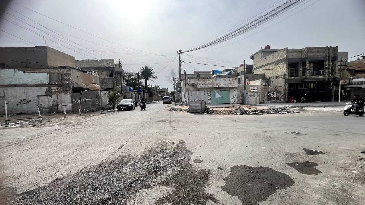 السلام عليكم،
عقار تجاري للبيع في منطقة مدينة الصدر قطاع 50 يقع على شارعين ركن شارع ستين وشارع 15 المقابل للاورفلي
- العقار تجاري مساحته 288 متر قطعتين بسند واحد ويصلح للسكن،
واجهة:( 16 )
نزال:( 14 )
جزء من البيت مبني طابق واحد ومساحتة 144 متر 
وجزء اخر مبني طابقين بمساحة 144 متر أيضاً
البيت يحتوي على 5 غرف واستقبال وحوش وصالتين ومطبخين  وحمامات ثنين وانتوا بكرامه ،
يحتوي على ثلاث محلات ثنين من عدهن مؤجرات بالقطعه الركن من البيت مع امكانيه اضافه محلات أخرى حسب الرغبه، 
وللمهتمين بالاستثمار العقاري فيصلح لبناء عمارة محلات عدد 8 وشقق اقل شي 4 فما فوق حسب الرغبه موقع تجاري مميز جدا فضلا انو هوة صاير بتقاطع اربع شوارع ركن وأمام البيت رصيف مساحته ممتازة فضلا عن مكان لركن السيارات موضح بالصور.+ يصلح مجمع طبي أيضا.

قانونياً كامل وجاهز لفتح البيان ولا يوجد أي معوقات قانونيه، السعر 575 مليون وبي مجال 
للتواصل واتساب أو الاتصال على الأرقام:
***********
***********
