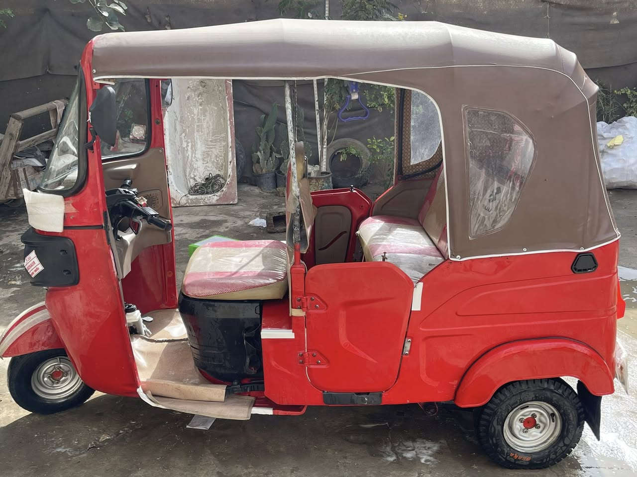 السلام عليكم تكتك موديل 2022شهر11 مرقمه رقم وسنويه رقم بصره مشروع وطني دوشمه كوستر تخم تايرات جديد مكينه مكفوله فقط ضربه في الصفحه ومعمره وتكتك خير من الله من ايدك الشارع مكان بغداد رقم الهاتف ***********السعر 8500
