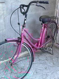 باسيكل بناتي ياباني اصلي كله بلاد للبيع حجم ٢٦ السعر ٦٥ وبي مجال . ٠٧٧...