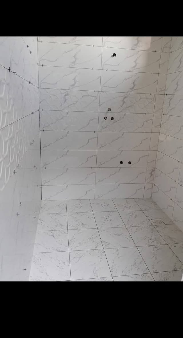 سلام عليكم خلفه سرميك مصري درجة اول جميع انواع السرميك مرمر وكاشي رقم ***********
