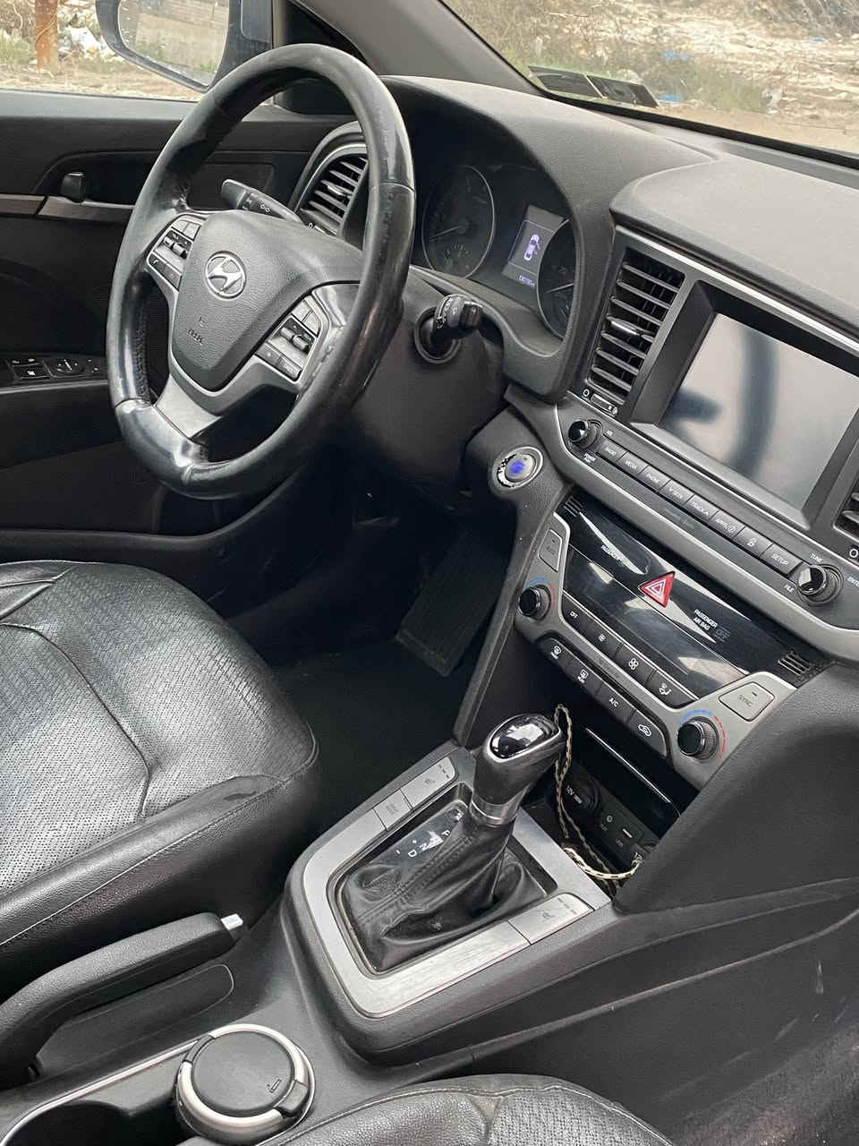 السلام عليكم
النترا 2017 لمتدد امريكي فول مواصفات بأسمي تحويل مباشر رقم بغداد حادث خلفي قبق الصندوك وربع الجاملغ بدون ايرباك 
بصمة 
بصمة ابواب 
وبصمة جنطة 
رادار جانبي 
رادار خلفي 
كشن كهرباء
تدفئة كشنات 
ويك كب حجم 17رياضي 
شاشة كبيرة ابل كار بلي 
اشاير بالمراية وبعد هواي مواصفات 
ملاحظة / السيارة عليها منضومة غاز جديدة وشغاله 
ملاحظة/ كير ومكينة مكفولات من الفتح 
للأستفسار / ***********
