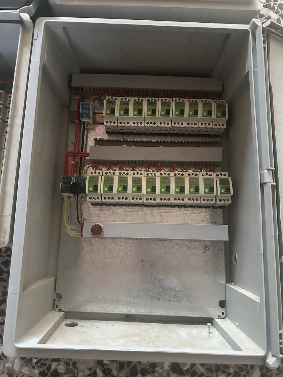 سلام عليكم شباب 3كابينات البيع ولك كابينه شيل عشرين بيت ولسعر تصل وتدلل الي حب هاذه رقمي ***********
