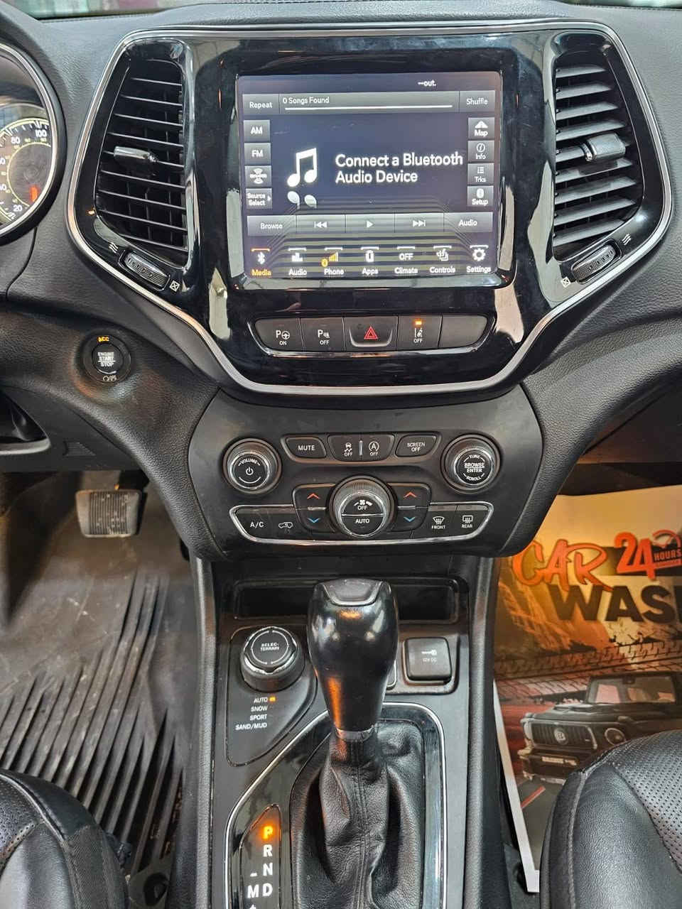 للبيع Jeep Cherokee 2021 بحالة ممتازة جدًا، سيارة نظيفة ومعتنى بيها من الداخل والخارج.
•  الموديلJeep Cherokee 2021
•  المحرك: V6-3.2L وحش
•  دبل اکس 4 مودات القیادة
•  ناقل حركة أوتوماتيك
•  كرسي السائق كهربائي و سکن کهربائي
•  تشغيل عن بُعد
•  تشغيل بصمة ستارت
•  رادار جانبي ، امامي 
•  نظام وقوف ذاتي امامي و خلفي
•  وضعية قيادة اقتصادية
•  داخلية جلد
•  شاشة + كاميرا خلفية
•  تكييف ممتاز
• کشن تبرید و تدفئة
• بانوراما (فتحة السقف)
•  حساسات + أنظمة أمان
•  ويل كروم رياضي
•  نظام مانع انزلاق
•  سايد أبريك أوتو
•  الممشى: 72 ألف ميل
•  داخلية نظيفة جدًا
•  سيرفيسات منتظمة
•  تایرات جدیدة تایلاندیة
 مناسبة للعائلة والسفر والاستخدام اليومي.
السعر 150 ومجال بسيط
  للاستفسار والمراسلة ***********
