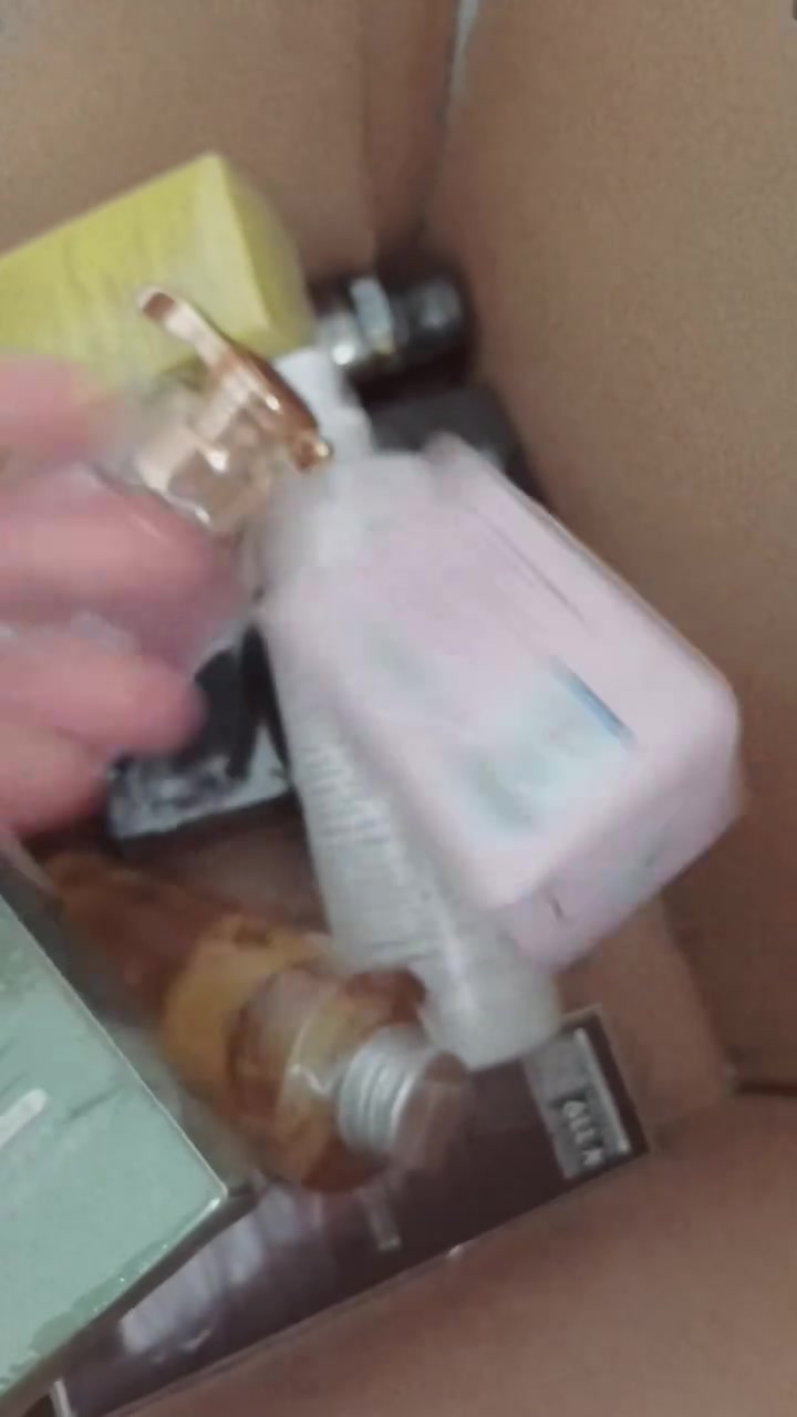 بنات كارتونه مليانه منتجات كوري كلشي بيها مكيف وسيرومات مغذيات مرطبات كريمات تجاعيد حتى رجالي بيها كلها كامله بنات ومدتهم كله نهاية ٢٠٢٧ يعني سنتين سبب البيع وبهذا السعر سديت المشروع بنات تكدرن تفتحن مشروعه بيهن اقل الالفين القطعه عليج وتكدرين تستخدميهم للبيت انتي القطعه الوحده بذاك الحساب هذا كارتونه مليانه منتجات عنايه ونظاره وب٣٠ فقط فقط وجدا جابن نتيجه واخوذوا منهم مجربات بنات


**إذا كنت صاحب هذا الإعلان وتريد حذفه لأي سبب، رجاءا أرسل رسالة إلى الدعم الفني**