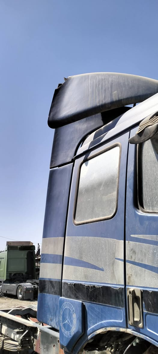 للبيع كاسحه وزعانف لكزز مديل تسعينات  بيه ضربه بركن   ابين واضح بل صور   تريده دك على رقم *********** لا يراسل  مكان النجف  سعر 400 الف
