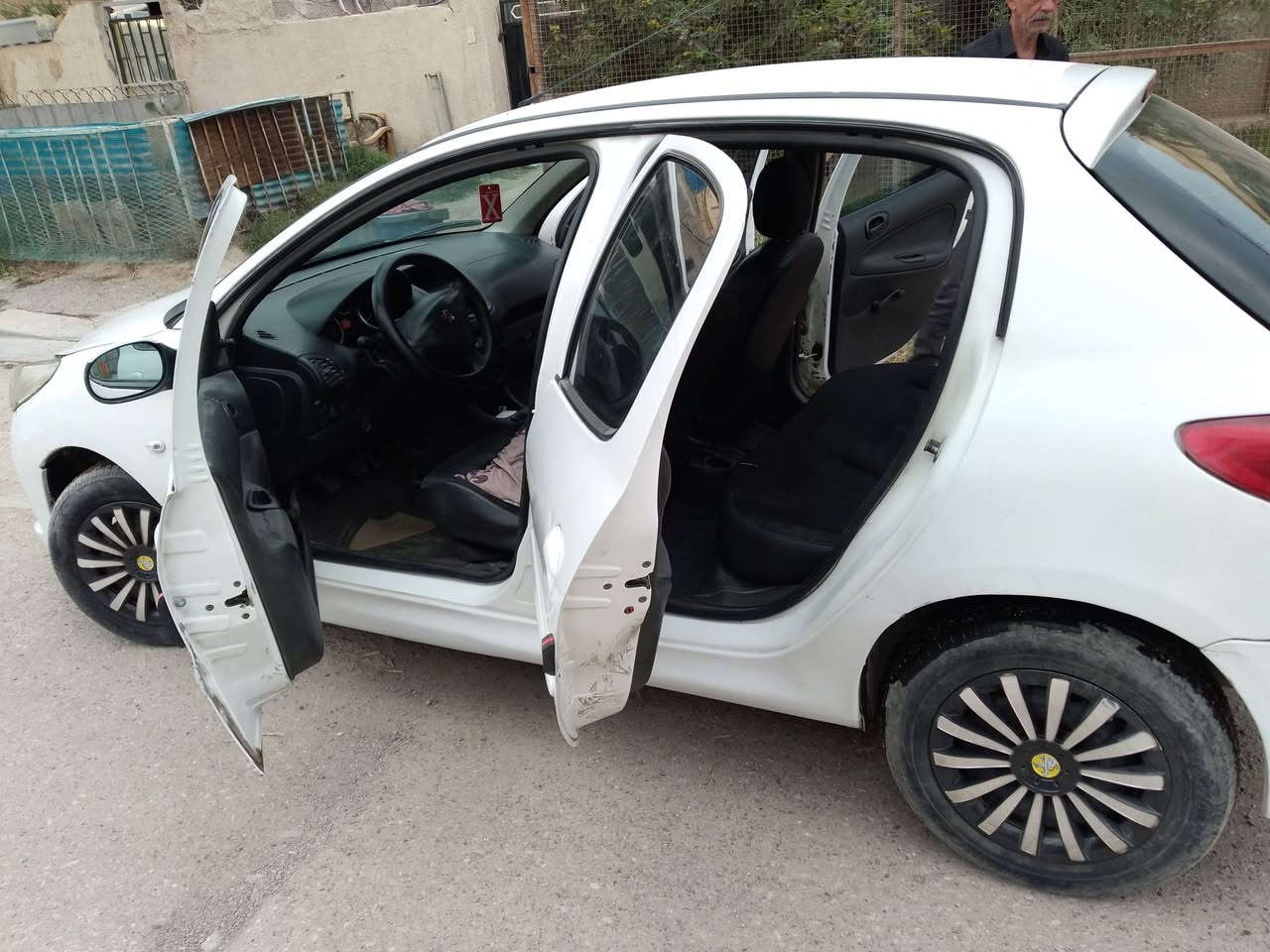 السلام عليكم بيجو للبيع رقم بغداد انجليزي مكانها بغداد سياره نظيفه وحلوه تبريد صدر جديد صدر امامي خلفي جديد سياره دوشه جديده امامكم بالصوره ***********
