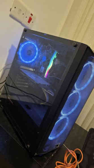 للبيع تجميعة مع شاشة جاهزة وبسعر 800الف دينار فقط 💻🔥
حالة ممتازة ✔️
المواصفات:

شاشة samsung 144hz 
0.5 m 24in   curve

 • i5 9400f المعالج
 • RAM 16GB 3200MHz RGB
   H310cm/m.2 asrock مذربورد
 • GTX 1650 super 4GB كرت شاشة
 • 600W بور سبلاي
 • M.2  1TB 
  Ssd 128GB
 • HDD 1TB

رقم التواصل: ***********
العنوان : اربيل

كراتين كل القطع موجوده
