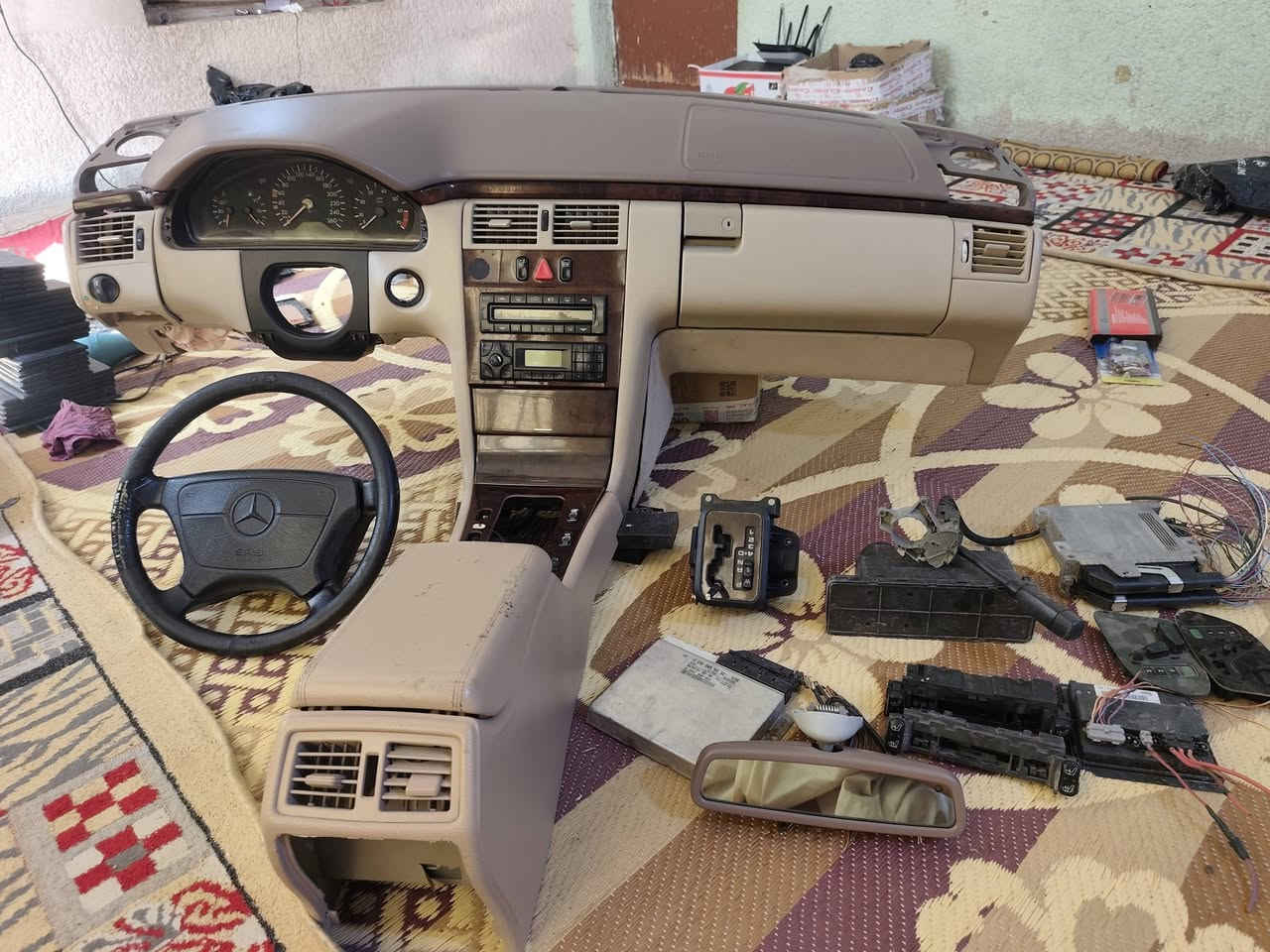 دشبول مارسدس ام عيون مع الفرس والدركه السوده كما في الصوره سعره 300الف الفرس السوداء الواحده 50.الف  وبيها مجال يده مال كير صاجية 50 الف مرآية داخليه 25 هذا رقمي ***********
