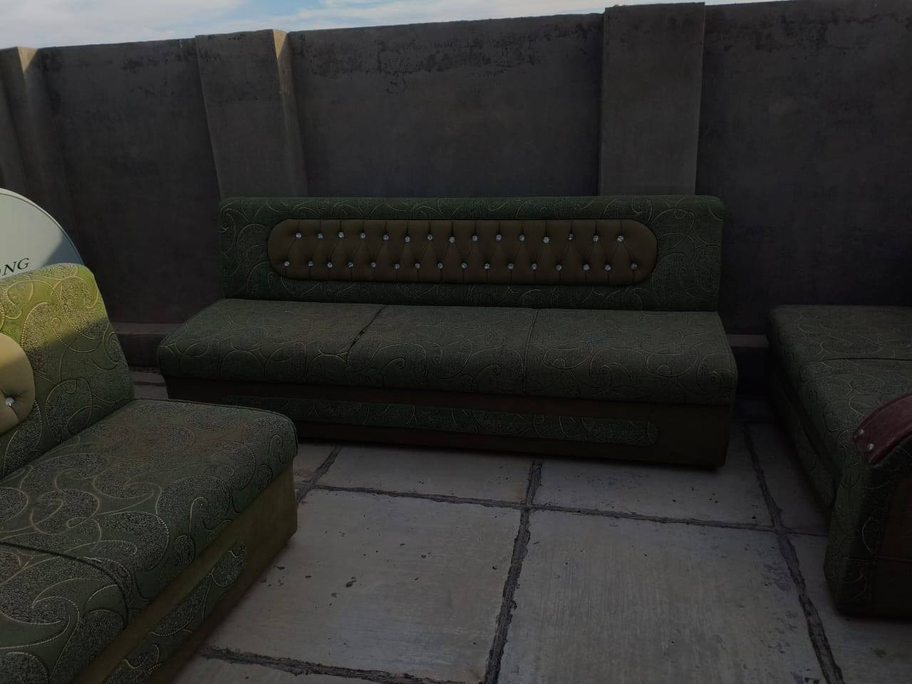 قنفات اربع قطع للبيع ب سعر ٢٥٠ مكان النجف حي المعلمين الاتصال على الرقم ***********
