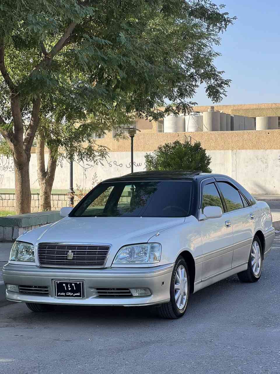 مەلیکە ساغ
٢٠٠٣
سێ دوگمە 
سڵاید پەردە
پاکەتی لۆک
نمونە لە جوانیا
ویل نەجمە تایە لۆک
کۆدی بۆ کراوە
تەنها سەقف و شانەکانی بۆیاغە بەبێ چەکوش ومەعجون 
دەعامیەکانیشی شوختی نیە
نرخی ٥٨ گڵایە
گۆڕینەوەش ئەکەم لەسەر دڵگرت
شوینم کەلارە
***********
