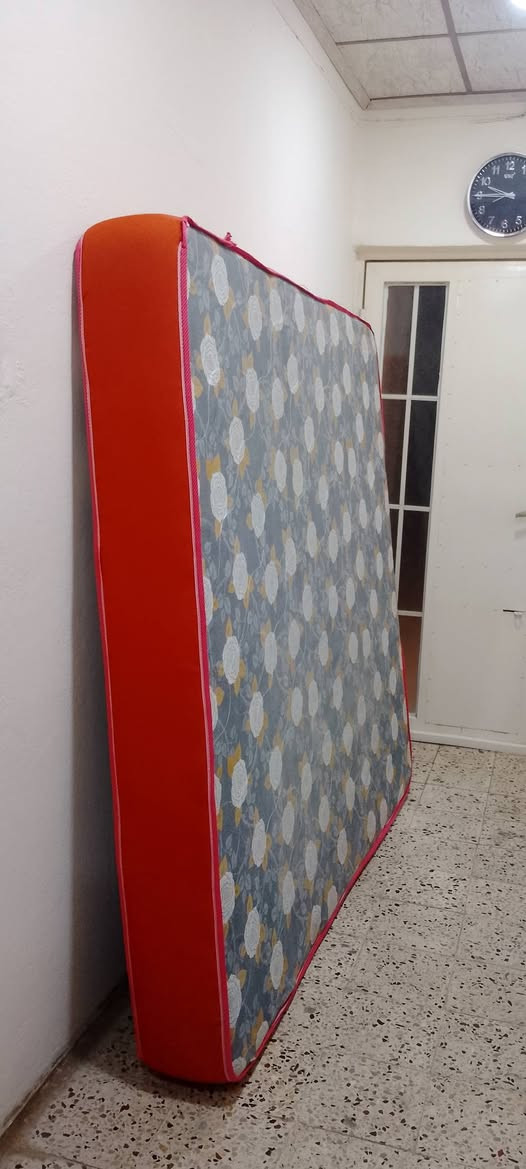 دوشك تخت للبيع نضيف كلشي ما بي شوفت عينك سفنج طالب علي 60 وبي مجال مكاني موصل جانب الايسر حي القدس رقمي *********** موجود واتس اب

