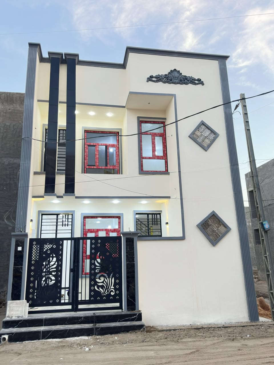 بيت مساحه 50 متر ركن
الموقع / ابي غريب حي الصديق بصف مجمع بدور 
الواجهه 6.66 والنزال 7 ونص مطبخ واستقبال وفوك غرفتين نوم وبيها حمام فوك بيتونه وسطح جاهز البيت رقم الدار 986 
اتصال ***********
