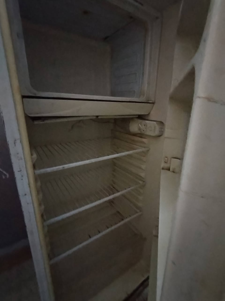 ثلاجه للبيع...           ........... السعر 40
 ماطور شغال لاكن بي ليك


**إذا كنت صاحب هذا الإعلان وتريد حذفه لأي سبب، رجاءا أرسل رسالة إلى الدعم الفني**