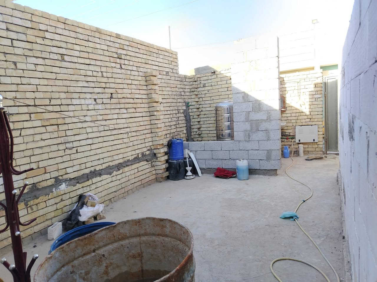مشتمل للبيع  .. ( ١٠٠ ) م .
طابوق جمهوري رفت وسقف مسلح. 
جبهة ( ٥ ) م . نزال ( ٢٠ ) م
بغداد حي دجلة قرب حي النصر  زراعي سند ( ٢٥ ) شارع الحدادين قرب صورة أبو الفضل "عليه السلام" يحتوي على صالة وغرفة نوم ومنور وحمام وتواليت غربي داخلي. وتواليت خارجي. ومنور
الإستقبال هيكل + درج .
السعر على الرقم للاتصال ***********
