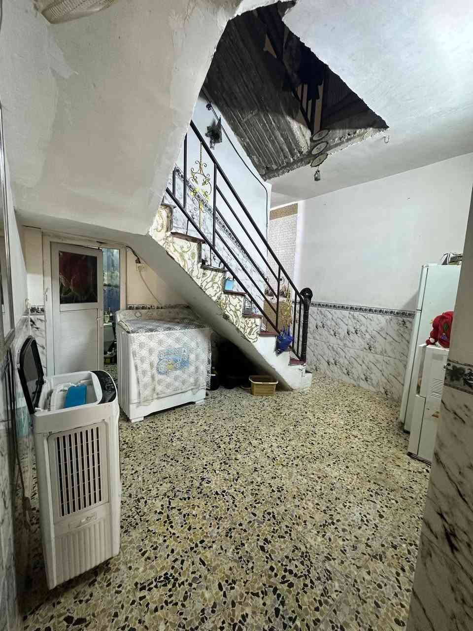 بيت للبيع في كربلاء عسكري الحر مساحة 100م طابو صرف طابقين 3 غرف نوم وملحقاته البناء طابوك وصب مسلح السعر 120 للاستفسار *********** / ***********
