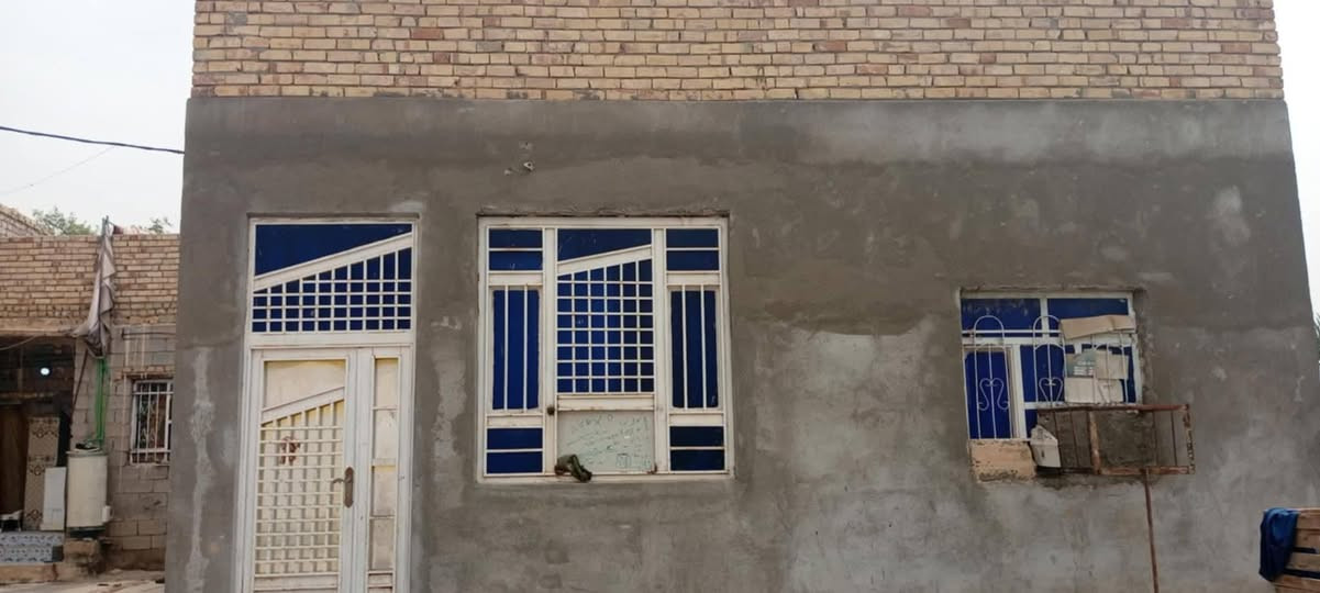 السلام عليكم ورحمة وبركاته 
بيت للبيع مساحة 400 م يحتوي على 3 غرف مساحة الغرفه الواحده 6 في 4 الصاله 8 في 4 صحيات جاهزه 
الموقع منطقة ال رمضان على التبليط مباشر 
على طريق الساده ال سيد حمد 
للاستفسار اتصل على الرقم ***********
