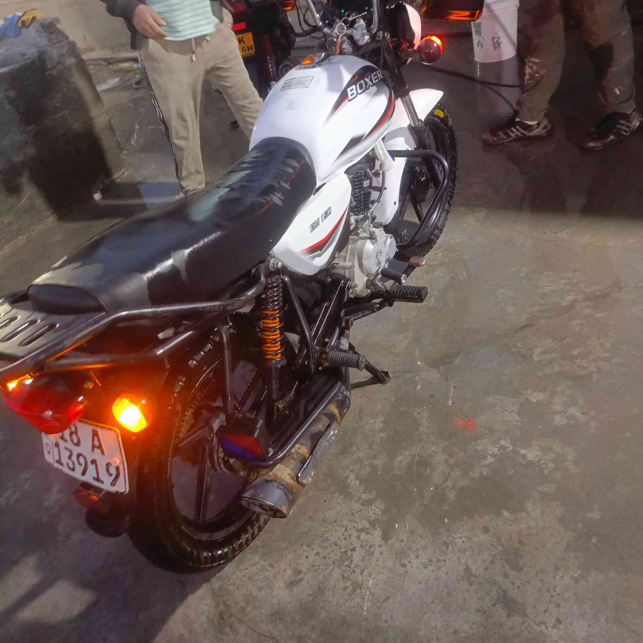 🚨 للبيع دراجة بوكسر موديل 2023 🚨
✔ سنوية
✔ مكينة مفتوحة تجفيت شركة
✔ حالة ممتازة جداً
✔ جاهزة للاستعمال وما تحتاج أي مصروف
💰 السعر: 2500 وقابل للنقاش للجادين فقط
📞 التواصل  أو اتصال.***********
ملاحظة: الدراجة نظيفة جداً واللي يريد دراجة مرتبة لا يفوتها. 🚀
