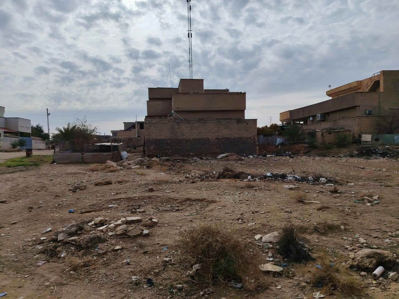 قطعة أرض للبيع طابو صرف ركن في الوسطى قرب جامع عبد العزيز
مساحة القطعة/300متر
السعر/27مليون وبيه مجال 
عنوان المكتب الانبار/حديثة/حي العسكري/ مقابل أسواق علي نصيف للاستفسار الاتصال على الرقم 
***********
