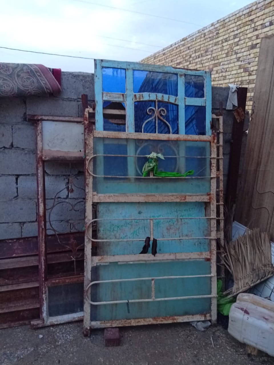 السلام عليكم ورحمه الله وبركاته
للبيع المكان بابل الهاشمية 
التواصل *********** واتساب
شيلمان عدد 11طول 4متر وبيهن وحده اربعه ونص4.5 وحده 3.70 ثلاثة أمتار و70سم
معه شبابيك عدد 3
معه باب عدد 1
