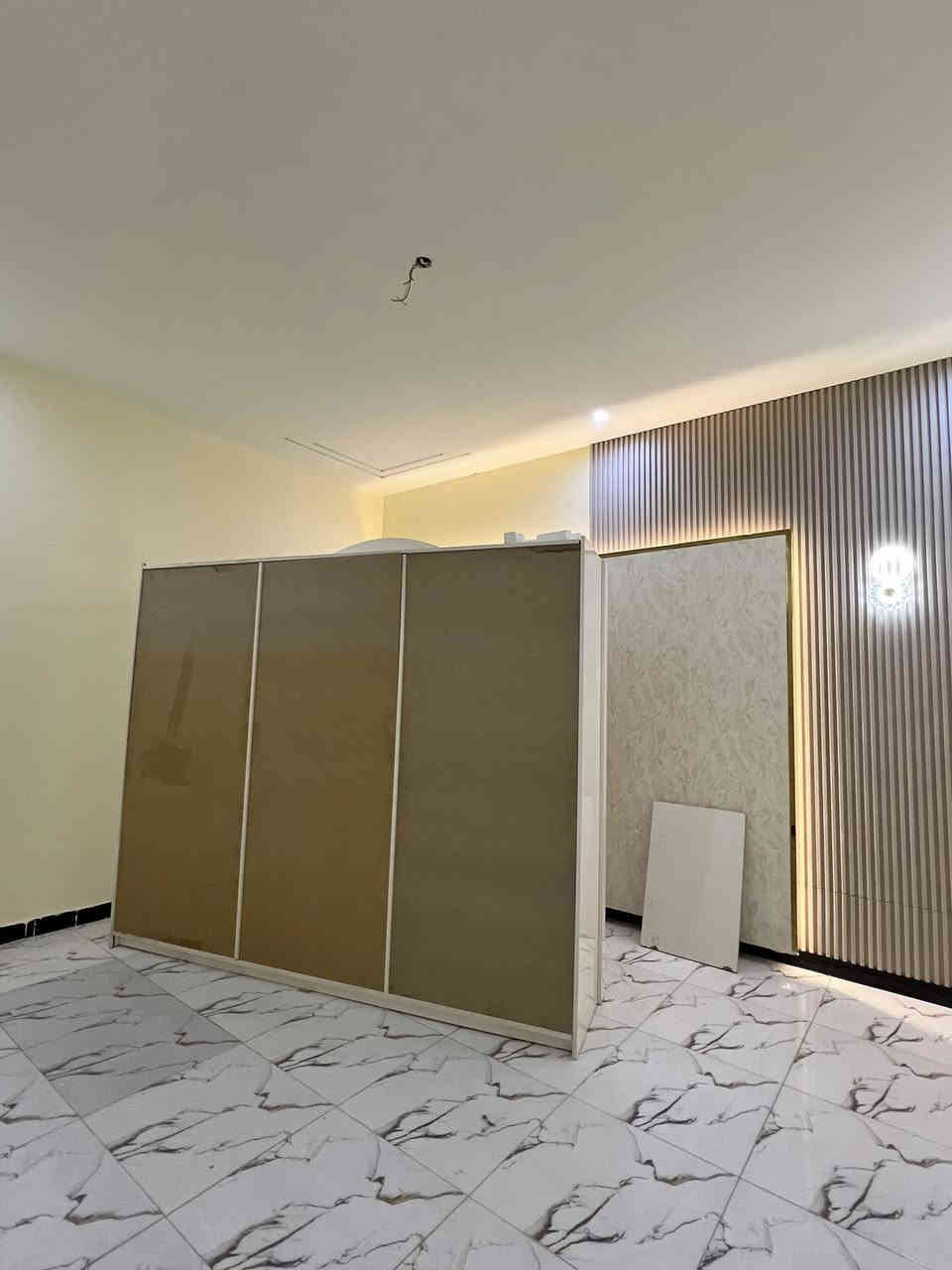 منزل للبيع بناء حديث تسليم مفتاح 🔑 
المساحة / 200م | 10*20 : طابو زراعي عراقي 📄 
في البصرة _ الصالحية _ حي الامير 📍
شارع 9م - والرئيسي 12م تبليط 
يحتوي على / غرف منام عدد 2 وصاله _ واستقبال _ ومطبخ _ وصحيات داخلية وخارجية _ وكراج _ وحديقة 
السعر 140 مليون وبي مجال بسيط للشراي 
للتوآصل : ***********
