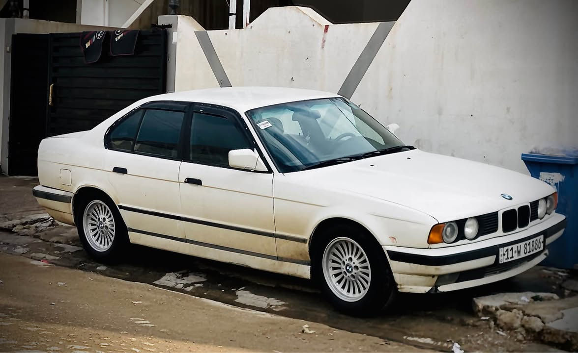 السلام عليكم للبيع بي ام 525 كير عادي سنويه جديد دفتر بنزين⛽️ كير ومحرك شرط تبريد ثلج ❄️ صبغ عام جمالي تخم صدر جديد سياره مبيها مصرف الف دينار رقم بغداد بأسمي السياره مشروع وطني كلشي بيها جديد وسعرها 52 وبيها مجال 
*********** كركوك, العراق
