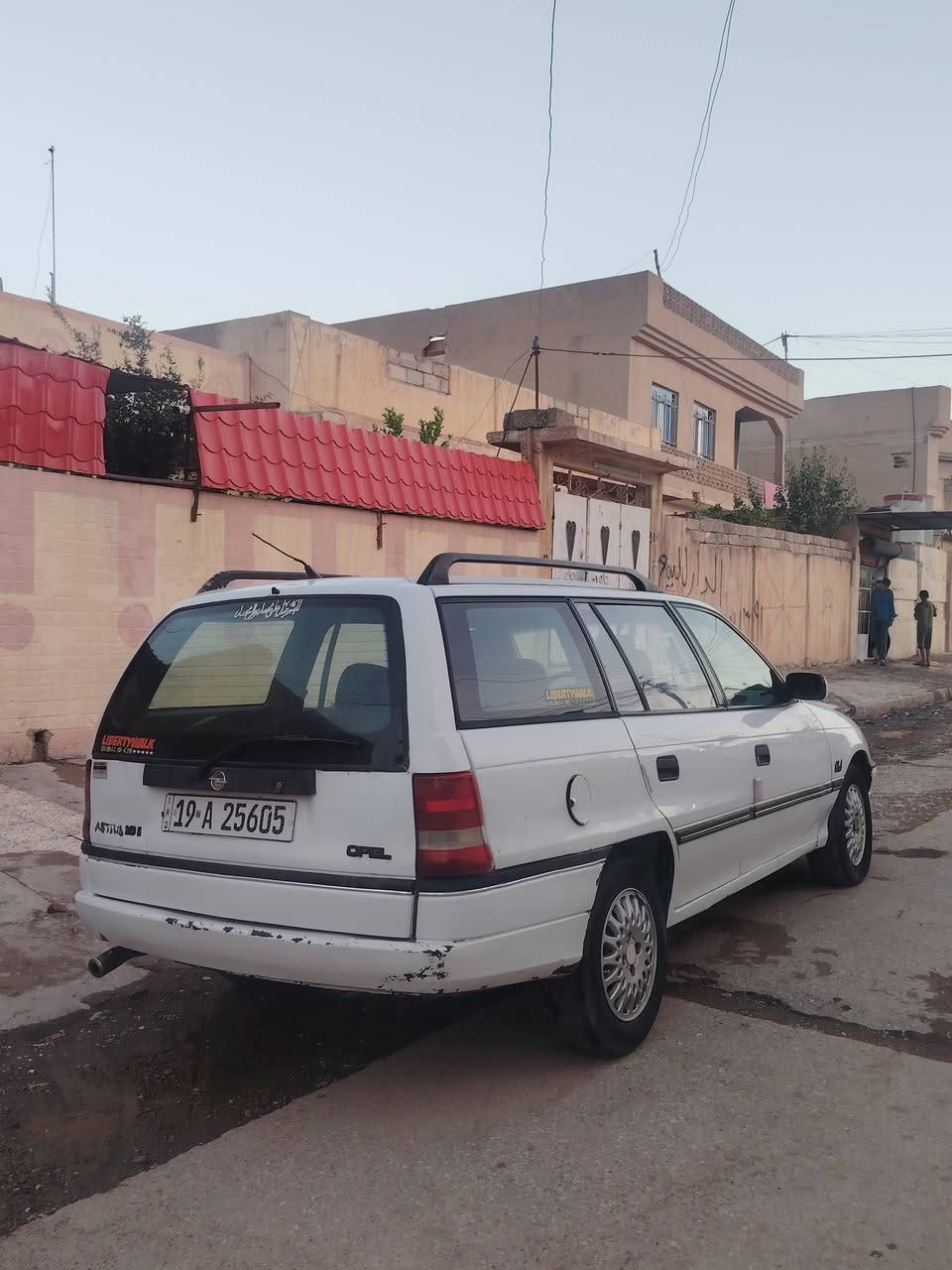 للبـيع:
أوبل أسترا استيشن 1992* 

*@ المواصفات:*
- *اللون*: أبيض 
- *الموديل*: 1992
- *الرقم*: إنكليزي 
- *التسجيل*: باسمي
- *السنوية*: سارية لحد *2030*
- *الوقود* *كربون الكتروني*
- *المحرك*: حجم *16* مال كصة 
- *الگير*: عادي
- *المواصفات*: قفل مركزي، ستيرن بور، ويل كب، باتري جديد
- *الكهربائيات*: كلها شغالة 98%
طخم معمر جديد👍🏻
معاها سيبايا لحمل البظائع
- *الشرط*: شرط التحويل

*السعر*: 47
*المكان*: الموصل

للمزيد من المعلومات  اتصل 📞
***********
