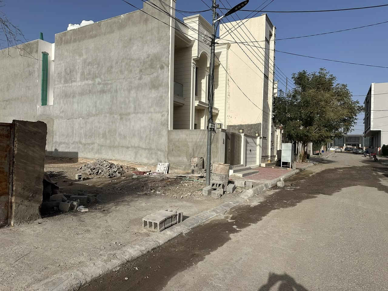 سلام عليكم قطعه ارض للبيع طابو صرف مساحة 150 عرض 7ونص وطول 20 موقع حي رمضان خلف دائره كهرباء اول فرع على طريق كلار ***********
