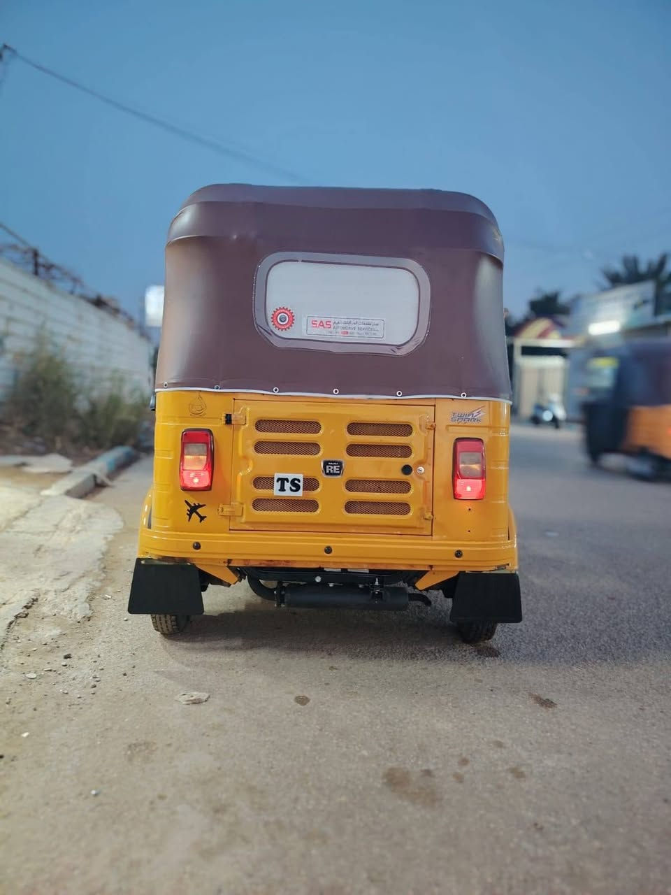 موديل ٢٠ رقم سنوية بسمي انكليزي 
محرك لاتنقيص ولابخار
كلجات واكسل كفالة
كهربائيات فول كلة شغال
تكتك مرتبة ومتعوب عليهه تاخذهه ربع ماتصرف عليهه
عارضهه ب٧.١٠٠ /سبع ملايين و١٠٠ الف وبيهه مجال
مكاني بغداد الشعب
*********** خابر وتدلل
